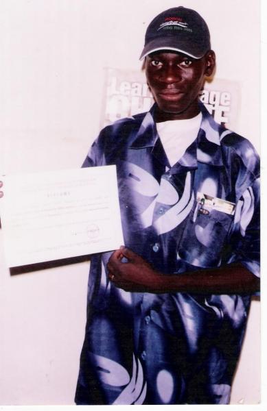 marcel avec son diplôme d'informatique